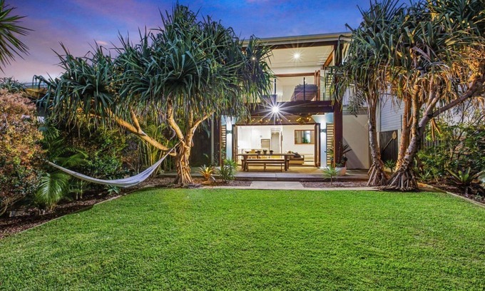 Casuarina House | Beachfront Casa De Palmeras with Pool & Ocean View