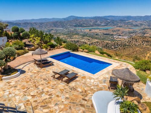 Canillas de Aceituno Villa | Relaxing Casa de Pilares with Oceanfront Pool & Family Fun