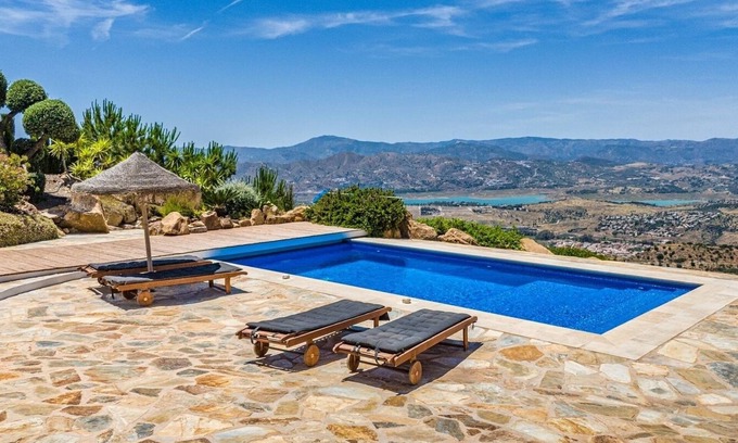 Canillas de Aceituno Villa | Explore Casa de Pilares Alcaucín: Exceptional Stay Awaits