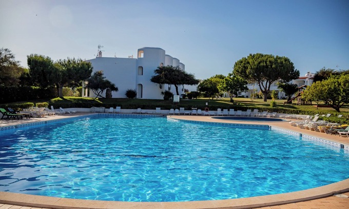 Alporchinhos Condo | Relaxing Casa de Praia with Pool for Family Getaways