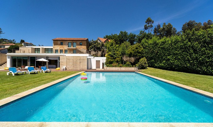 Sao Martinho de Silvares House | Discover Casa de Silvares Fafe with Private Pool and Kitchen