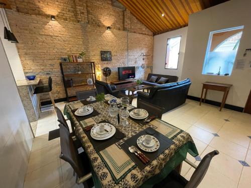 Pinheiros Villa | Welcoming Casa de Tijolos: Pet-Friendly Retreat with BBQ