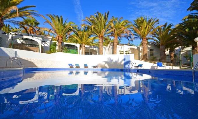 Bahia Calma Apartment | CASA DE TOM: Ideal Retreat with Pool & Fiber Optic Internet