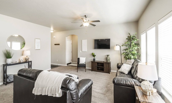 Twin Falls House | CASA de Twin Falls: Immaculate Comfort for Families & Pets