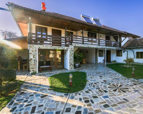Novaci House | Inviting Casa de vacanță Moțata: Family-Friendly Getaway