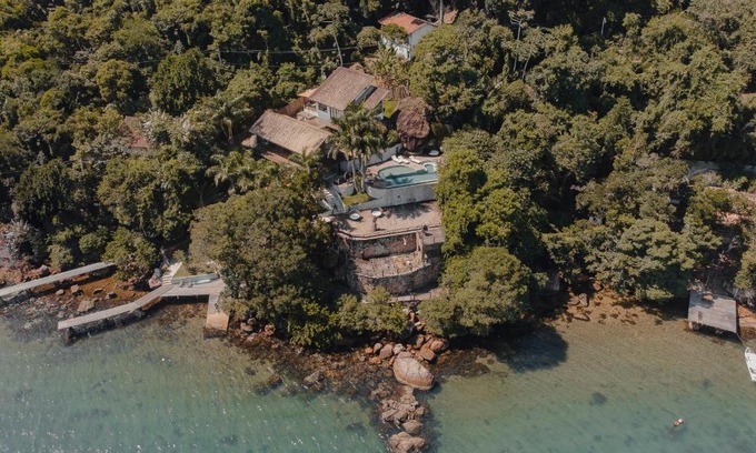 Paraty Villa | Relax at Casa de Vidro with Pool & Beachfront Views
