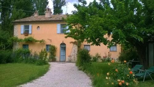 San Lorenzo in Campo House | Cozy Casa dei Ciliegi: Pet-Friendly Retreat with Green Space