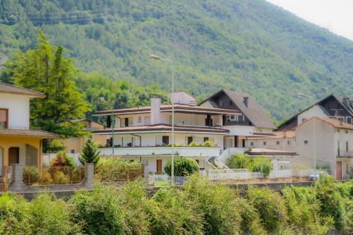 Tirano Apartment | Pet-Friendly Retreat at Casa dei Pini for Family Fun