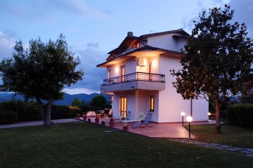 Anghiari House | Casa del Carmine: Guest Rated 9.7, Pet-Friendly Escape