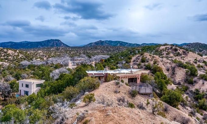 Santa Fe House | Inviting Casa del Encanto: Family-Friendly Getaway Awaits