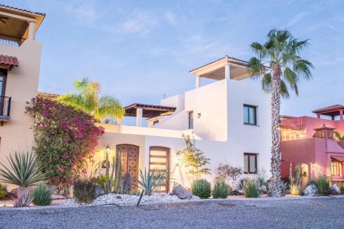 Nopolo House | Cozy Casa Del Gallo: Ocean Views & Breakfast Included