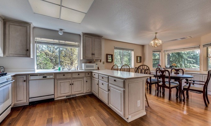 Groveland House | Cozy Casa Del Lago - Steps from the Beach & Family Amenities