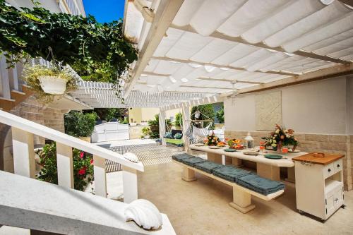 Rogoznica Villa | Discover Casa del Mare: Oceanfront Oasis with Pool & Hot Tub