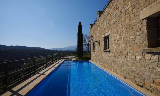 Vilanova de Meia Cottage | Pet-Friendly Cottage with Private Pool Retreat Awaits You