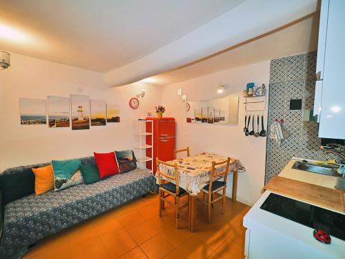 San Terenzo Apartment | Pet-Friendly Casa del Pescatore Steps from the Sea