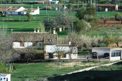 Rubielos Bajos House | Explore Casa del Rio: Family-Friendly Getaway with Kitchen