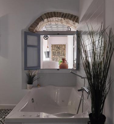 Medina-Sidonia Apartment | Casa del Sacramento: Oceanfront Retreat with Hot Tub