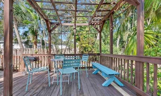 South Miami House | Casa Del Sol: Tropical Garden Retreat with Family Amenities