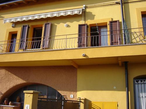 Gavardo Apartment | Stunning Casa Del Sole: White and Gold Room Awaits You