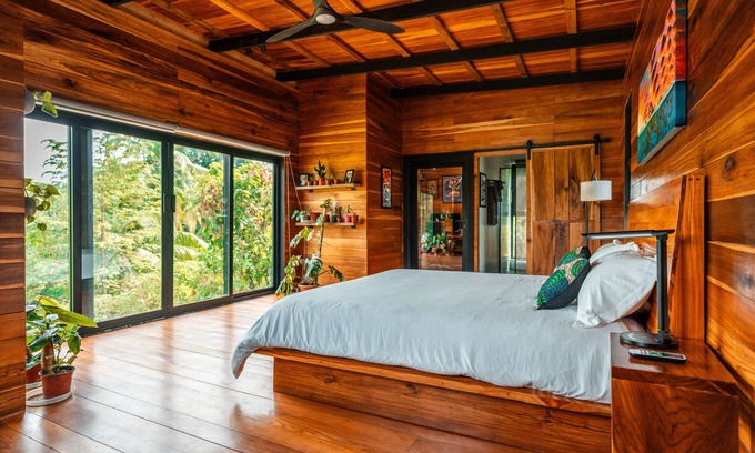 Bocas del Toro House | Pet-Friendly Casa Deliciosa: 2-Minute Stroll to Beach