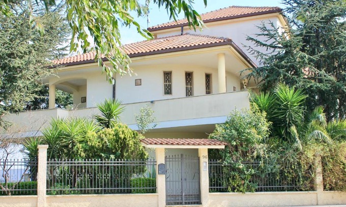 Veglie House | Exceptional Casa dell'arte Veglie: Pet-Friendly Getaway