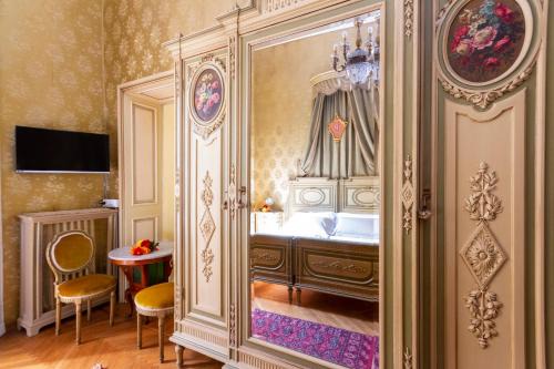 Roman Quarter Bed & Breakfast | Elegant Casa della Contessa B&B with Breakfast Included