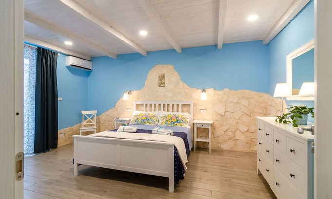 Coste Apartment | Casa della Perla, parking available, central