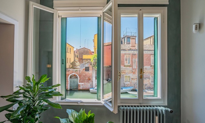 Cannaregio Apartment | Casa della Sensa 1 Garden & Canal View