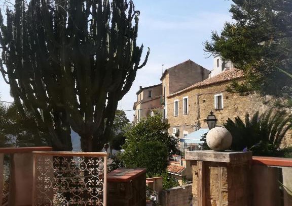 Castellabate Historic Centre Apartment | Family-Friendly Retreat at Casa dello Ziro - Rated 9.4/10