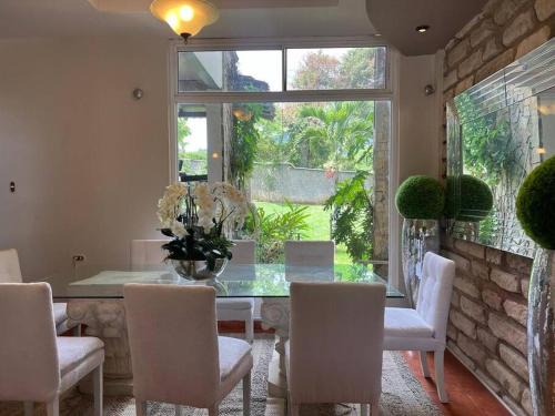Comayagua House | Idyllic Retreat at Casa dentro del Campo de Golf