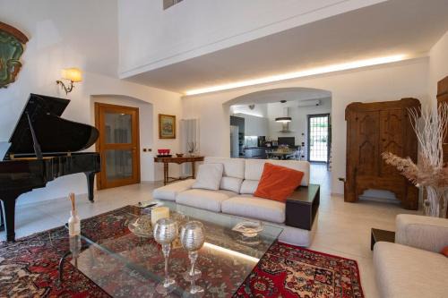 Pistoia Apartment | Exquisite Casa di Anna: Family-Friendly with Hot Tub Delight