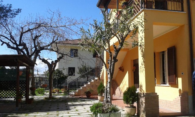 Mosciano Sant'Angelo Apartment | Guest Rated 10/10: Family-Friendly Casa di Campagna