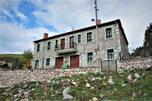 Lefkonas House | Family-Friendly Retreat at Casa di Cardellino - 8.7/10 Rated