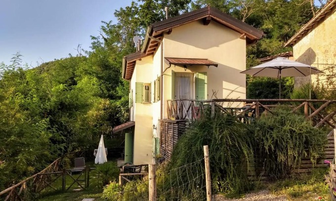 Farne Apartment | Oceanfront Casa Di Cinti with Pet-Friendly Amenities