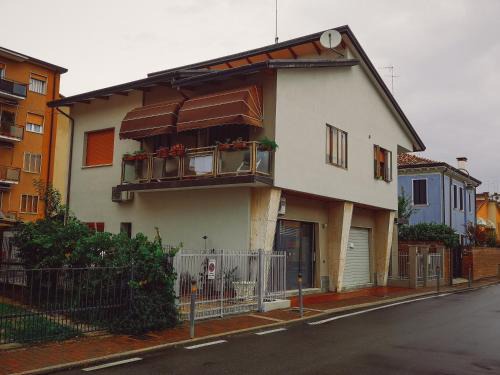 Carpenedo House | Pet-Friendly Retreat at Casa di Joy with Breakfast Included