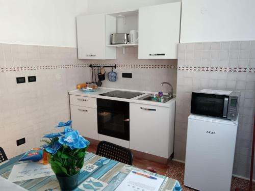 Pra' Apartment | Discover Casa di Laura 2: Family-Friendly with Breakfast