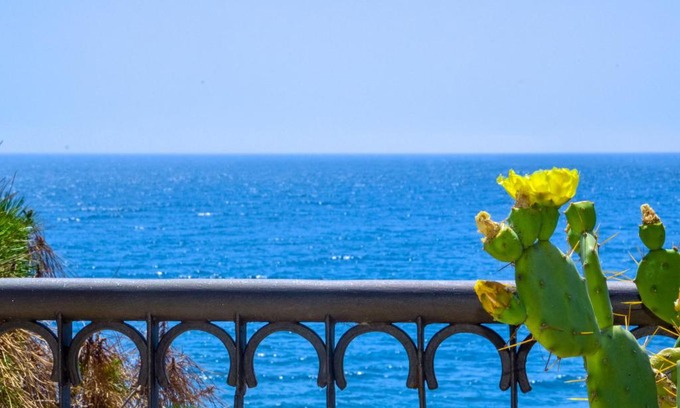 Santa Teresa di Riva House | Family-Friendly Getaway at Casa di Mare Barabba