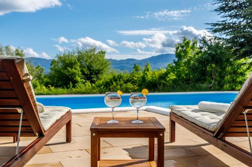 Trilj Villa | Experience Casa di Oliva: Heated Pool & Jacuzzi in Trilj