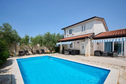 Radini Villa | Stunning Casa di Oliva: Oceanfront Retreat, 9.8/10 Rated