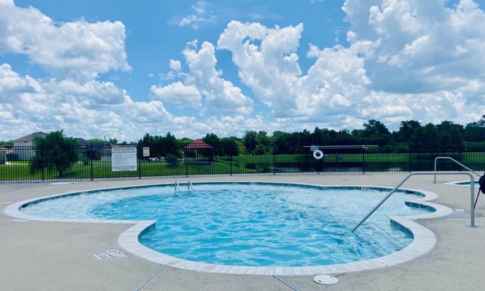 Bryan House | Casa di Vino - Relaxing Retreat with Pool & Pet-Friendly Amenities