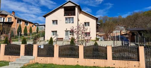 Prajila House | Family-Friendly Retreat at Casa Diana - Rated 8/10 by Guests