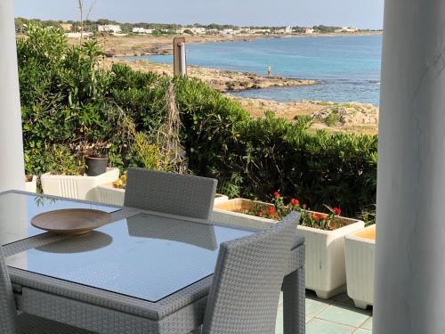 Marina di Mancaversa House | Seaside Oasis: Casa direttamente sul mare with Pool & Spa