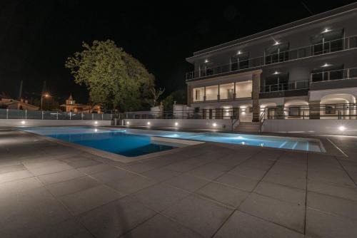 Ferreira do Zezere Hotel | Discover Casa do Adro Hotel: Oceanfront, Pool & More
