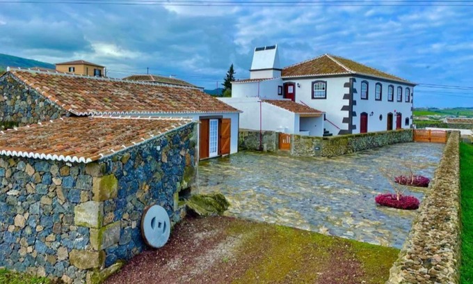 Praia da Vitoria Cottage | Casa do Avô José Alves: Oceanfront Country House Retreat