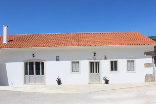 Porto de Mos House | Pet-Friendly Getaway at Casa do Avô Pedro - Rated 9/10