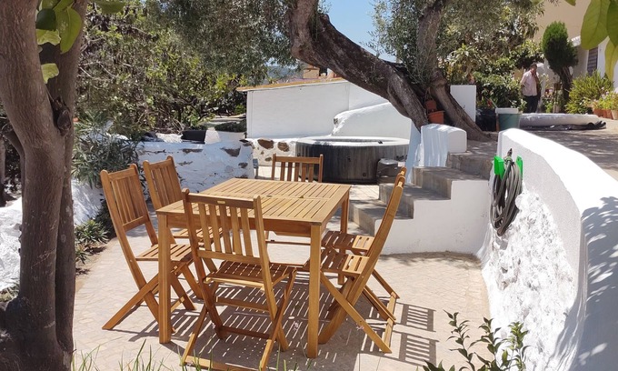 Santa Catarina da Fonte do Bispo House | Discover Casa do Bairro: Hidden Gem with Hot Tub & Pool