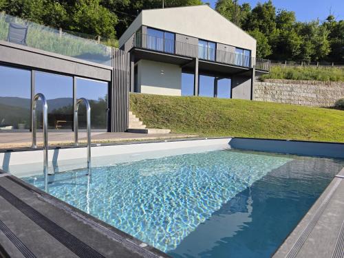 Vila House | Relax at Casa do Barbeiro with River Minho Views