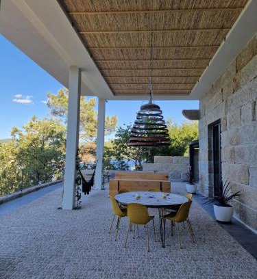 Castrelo de Mino House | Cozy Casa do Barqueiro in Treixadura for Families and Pets