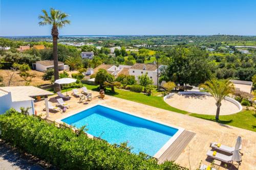 Moncarapacho e Fuseta Villa | Discover Casa do Carmo: 4-Star Oasis with Pool & Family Fun