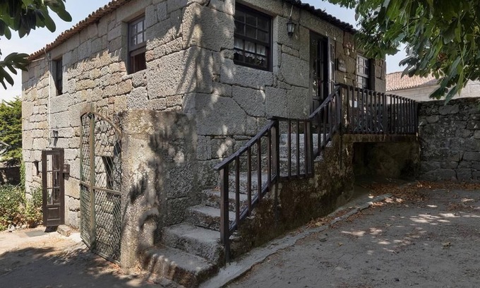 Chaves House | Discover Casa do Castanheiro: Family-Friendly Retreat